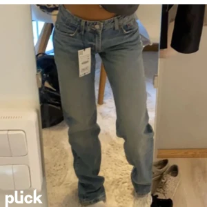 Zara jeans  - Zara straight jeans. Lånad första bild, de jag säljer är lite mer mörkblå. Så snygga & trendiga! Pris kan diskuteras 
