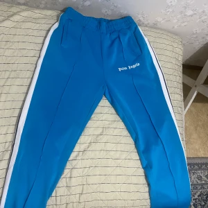 Palm angels byxor, sky blue - Säljer mina Palm angels som tyvärr har blivit för stora för mig, därav säljer jag dem, mycket bekvämande och jag använde dem endast 2-3 gånger innan jag la undan dem i garderoben