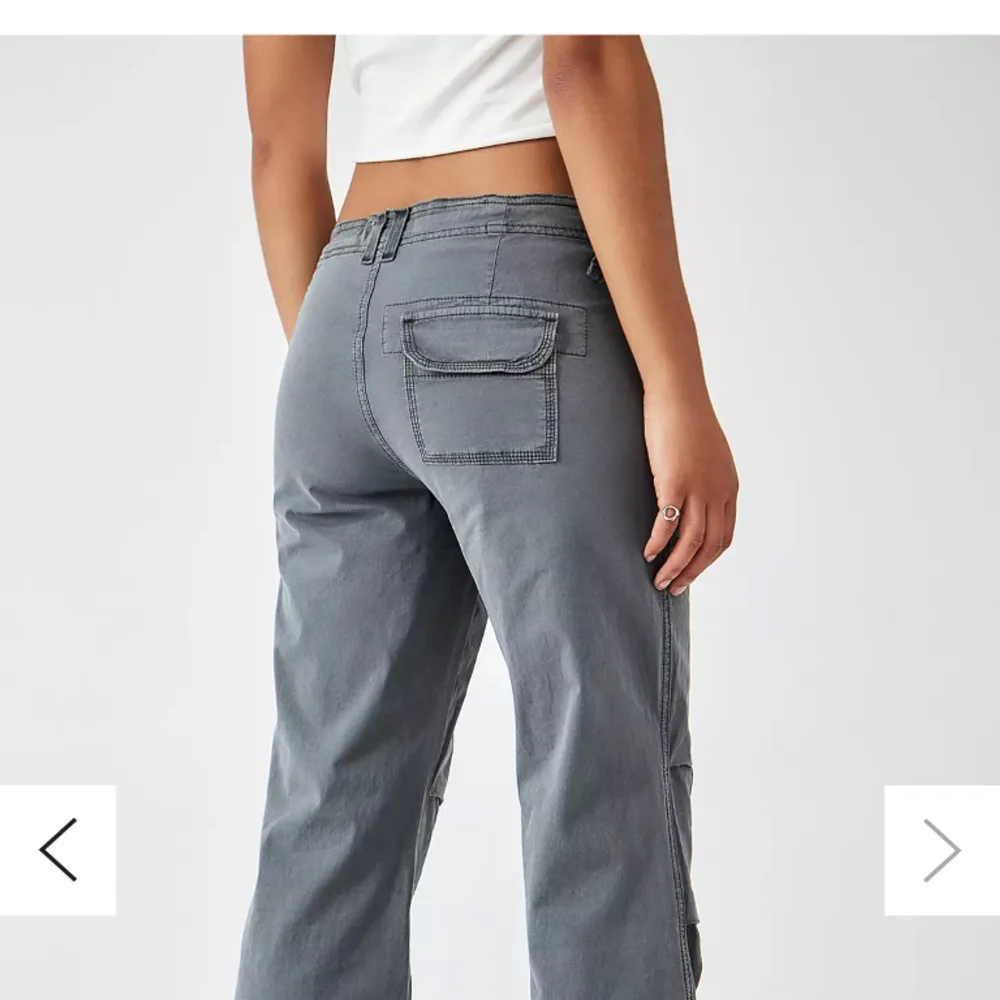 Intressekoll på mina grå ”cargo” byxor med prislapp kvar. Nypris 600kr . Jeans & Byxor.