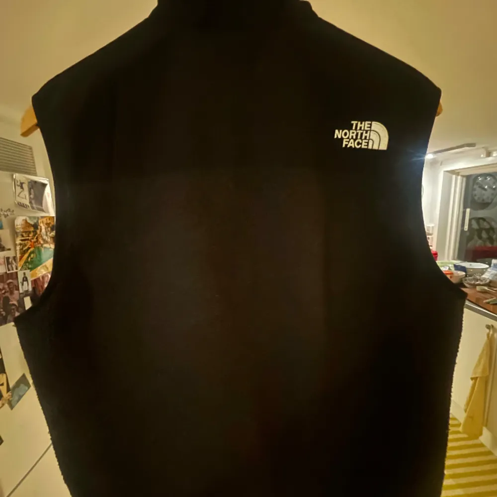 En svart North Face vest som har 2 olika materialer på utsidan. Den är gjord med tjockt flismaterial och är mycket varm. Fickorna på brösten är feta, de blandar in bra med materialet på övre halvan av västen. Den är fet den här vesten. Skick 8.5/10. Hoodies.