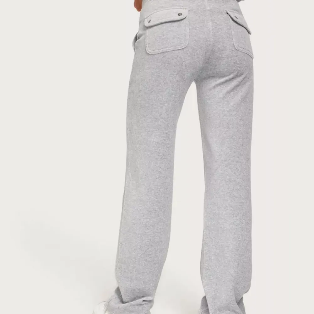 Nya juicy couture byxor i färgen grå. Köpte för 1200kr på NK, säljer för 500kr eller bud. . Jeans & Byxor.