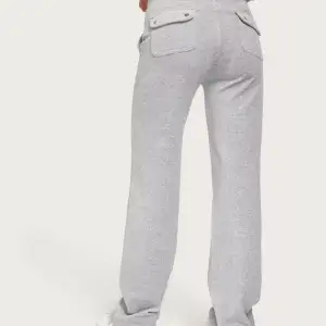 Nya juicy couture byxor i färgen grå. Köpte för 1200kr på NK, säljer för 500kr eller bud. 