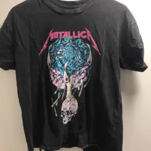 T-shirt med metallica-tryck på framsidan. Köpt från pull n bear