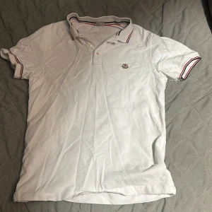 Moncler piké - Hej!  Säljer nu denna moncler piké som jag endast hade på mig 2 gånger under tillfälle på sommaren, storleken passar M/S  Hör av dig om du är intresserad!👍