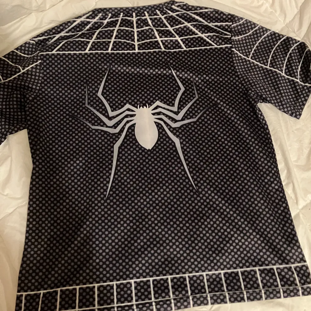 Väldigt skön och luftig tröja med spiderman tryck, passar perfekt till sommaren :3 bra skick, inga skador på tröjan vad jag har märkt. . T-shirts.