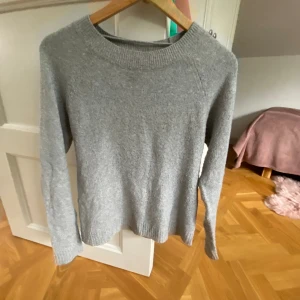 Stickad tröja från salt - Supersnygg tröja från Salt, ganska använd därav priset🥰🥰