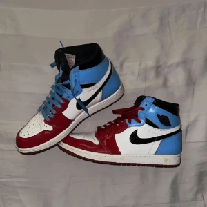 Jordan 1 Fearless - Säljer nu mina Jordan 1 Fearless. Storlek 45.5. De är i mycket bra skick och endast lite smutsiga. Kvitto finns. OG Box ingår. Fler frågor och bilder i DM.