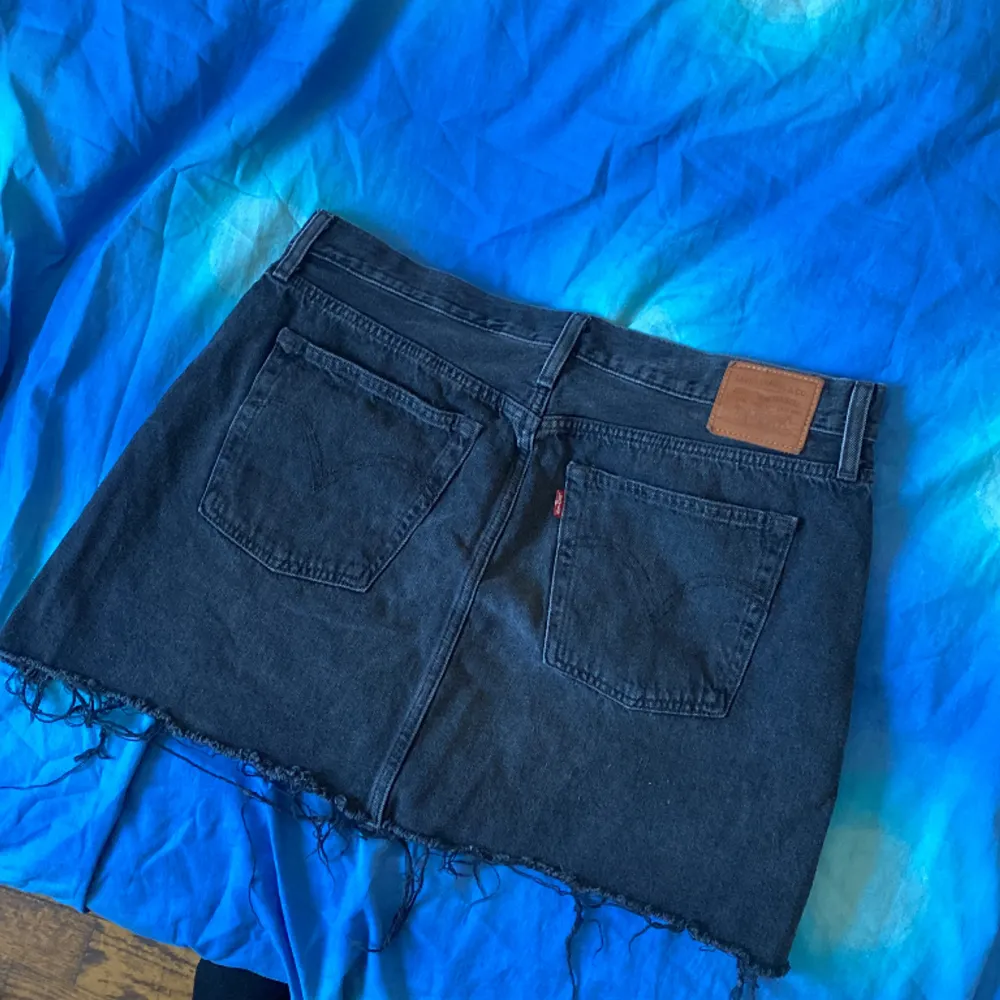 Säljer min oanvända jeans kjol från Levis. Nypris 689kr säljer för 200. Storlek 32. Kjolar.