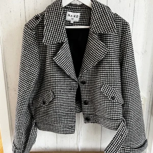 Rutig jacka  - Super söt rutig kappa som tyvärr va lite kort på mig😊 Aldrig använd och sitter som en S/M