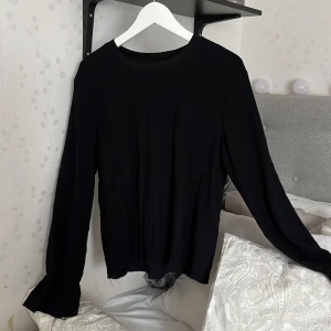 Svart stilren blus  - Stilren blus från Pieces! Söt detalj vid händerna, se bild för mönster. Förekommer defekter, därav lägre pris än vad jag annars tänkt🫶🏼 passar utmärkt till blåa jeans!🤌🏼🥰