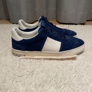 Valentino Flycrew  - Säljer nu ett par valentino Flycrew i en väldigt sällsynt färg! Väldigt bra skick endast en nit saknas! Färgen är mörkblå. Dustbag medföljer! Det är bara höra av dig om du har några frågor!