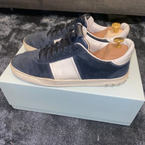 Valentino flycrew - Säljer nu mitt par valentino flycrews, 5 av 22 nitarna är borta annars är skicket på skorna väldigt bra, skorna är storlek 43 men sitter lite större, vid någon fundering är det bara att skicka ett pm till mig.