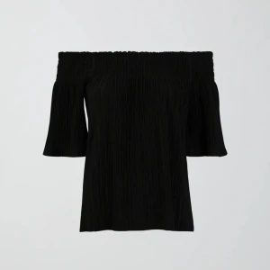 Topp - Jättefin svart plisserad blus från Gina Tricot, går inte längre att beställa ! 💗 säljer då den endast kommit tills användning 2 ggr 💌 köpt för 299 kr!