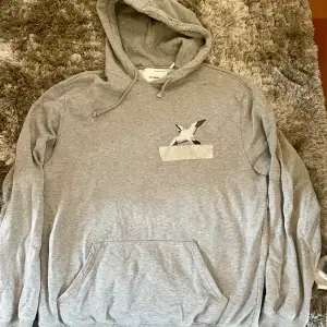 Axel arigato hoodie, storlek M, köpte ny för 2000kr. Bra skick knappt använd