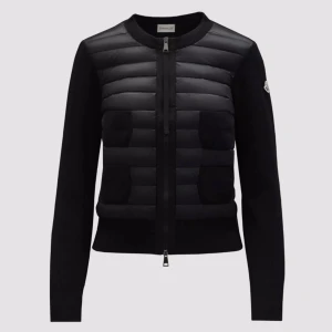 Söker moncler cardigan!! - Hej! Jag söker en svart moncler cardigan i storlek xss eller xs🥰Hör av dig om du tänker sälja eller om du vet någon som säljer! (Får inte kosta över 3500) 
