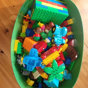 5 kilo duplolego  - 5 kg duplolego med roliga figuter och träd mm nästan oanvänt