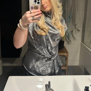 Zara - Säljer min blus från zara för den inte kommer till användning🥰endast använd 1-2 gånger så den är som ny🥰  pris kan diskuteras!!