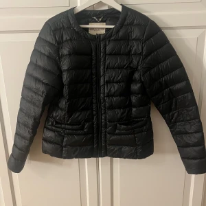 Vårjacka  - Säljer min ovanvända tunna dunjacka från lindex då den inte kommit till någon anvöndning! 💗💗Storleken är M men skulle säga att den sitter som en S, jag är 169☺️