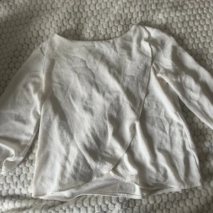 Vit blus - Vit blus från Zara, strl S, använd 3 gånger, stryks innan de skickas iväg. 