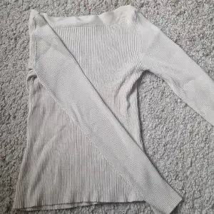 Fin beige ribbstickad tröja från kappahl. Säljer pga av att den inte används!💗 köpare står för frakt 💗