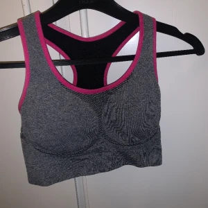 Sport-Bh - En väldigt skön sport-Bh, använd fåtal gånger. 