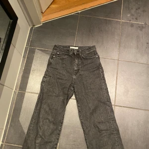 Gråa jeans - Högmidjade jeans med vida ben. Använda ett fåtal gånger. Pris kan diskuteras vid snabb affär. 