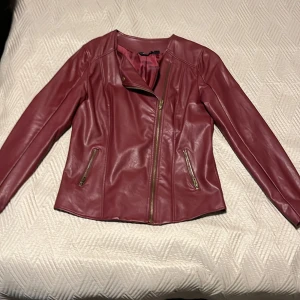 Läder jacka - Läder jacka Vinröd med bra kvalite bara använt en gång storlek 38 