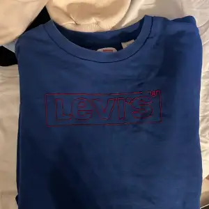 Blå oversized sweatshirt från Levi’s i stl M