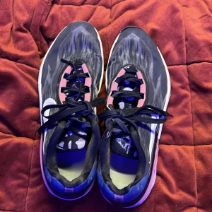 Gt cut 2 ”Black Desert Berry” - Gt cut 2  Colorway ”Black Desert Berry” Storlek 45 Använda- Som nya Pris: 900