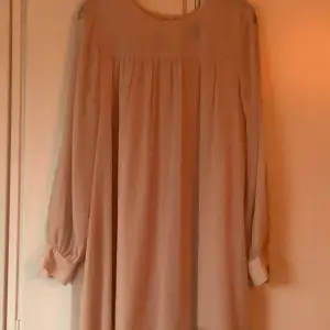 Vacker Puderrosa klänning från HM strl 38/M