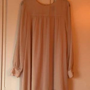 Vacker Puderrosa klänning - Vacker Puderrosa klänning från HM strl 38/M