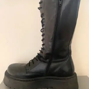 Säljer mina svarta boots från zign som både har dragkedja o snören. Dom e jättebekväma och supertåliga. De har mindre tecken på användning men det är inget som påverkar användningen av produkten, nypris på dessa är     1 495kr❤️