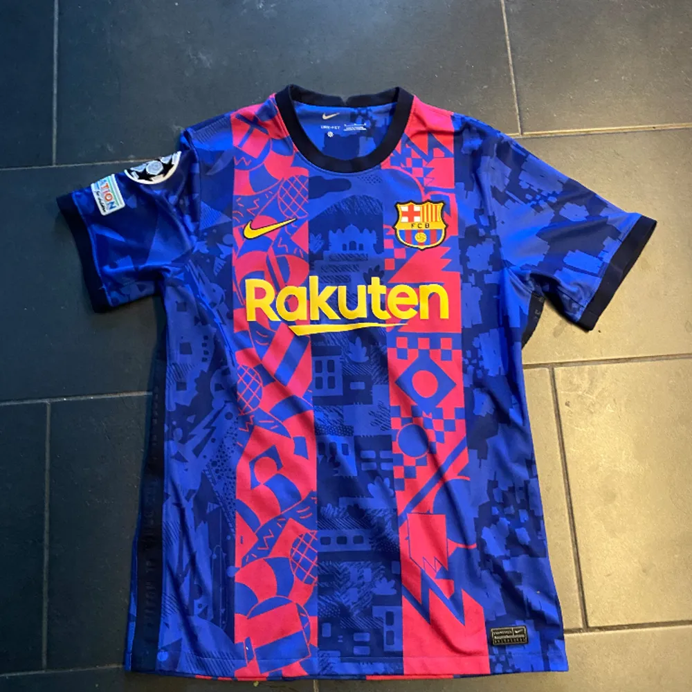 Äkta Messi tröja strl m i bra skick pris 600kr. T-shirts.