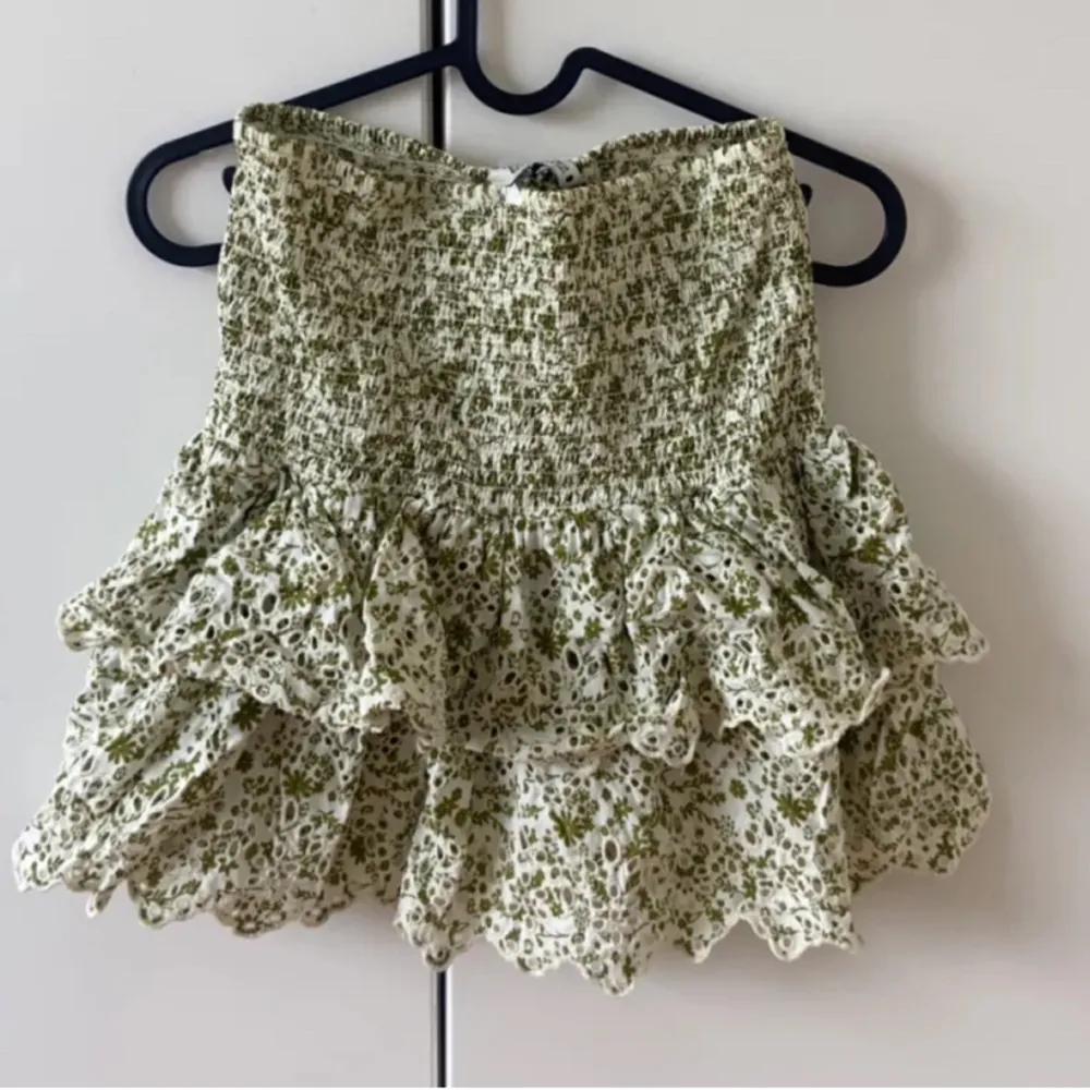 Jätte söt kjol från zara perfekt till sommar🙌 går bra att trycka på köp nu och bara att kontakta för frågor❤️❤️. Kjolar.