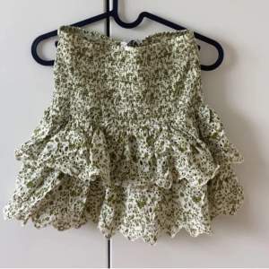 Jätte söt kjol från zara perfekt till sommar🙌 går bra att trycka på köp nu och bara att kontakta för frågor❤️❤️