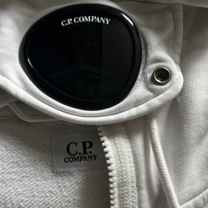 cp company  - Säljer en cp company tröja som har blivit för liten för mig, storlek M hör av er om ni vill ha frågor Äkta vara! 