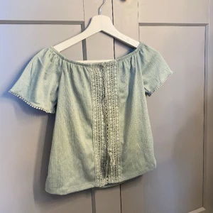Ljusgrön sommartröja - Köpt på H&M för 199kr och är i storlek XS.  Eftersom materialet och banden är väldigt stretchiga så passar tröjan allt ifrån XS till M