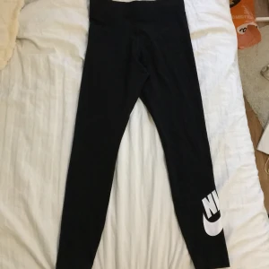 Nike leggings - Säljer dom är helt nya leggingsen, aldrig använt, de är m men skulle passa någon som är s. Läs Bio!🫶