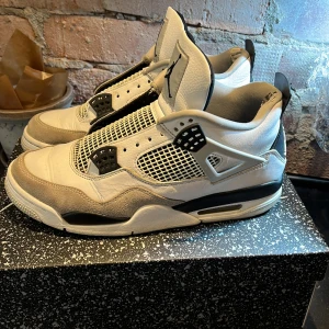 Jordan 4 military black - Säljer nu mina 4or. Dom är i bra bra skick men har täcken på användning bland annat i hälen på insidan av skon. Finns kvitto och orginallåda. 