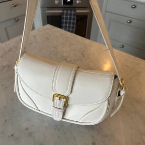 Söt väska - Fin vit väska som passar till allt🤍