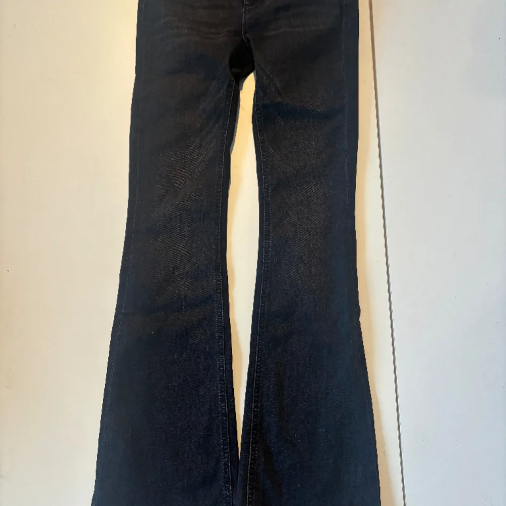 Gråsvarta Zara jeans med stretch andvänt två gånger och de är nästintill som nya. Storlek 36. Jeans & Byxor.
