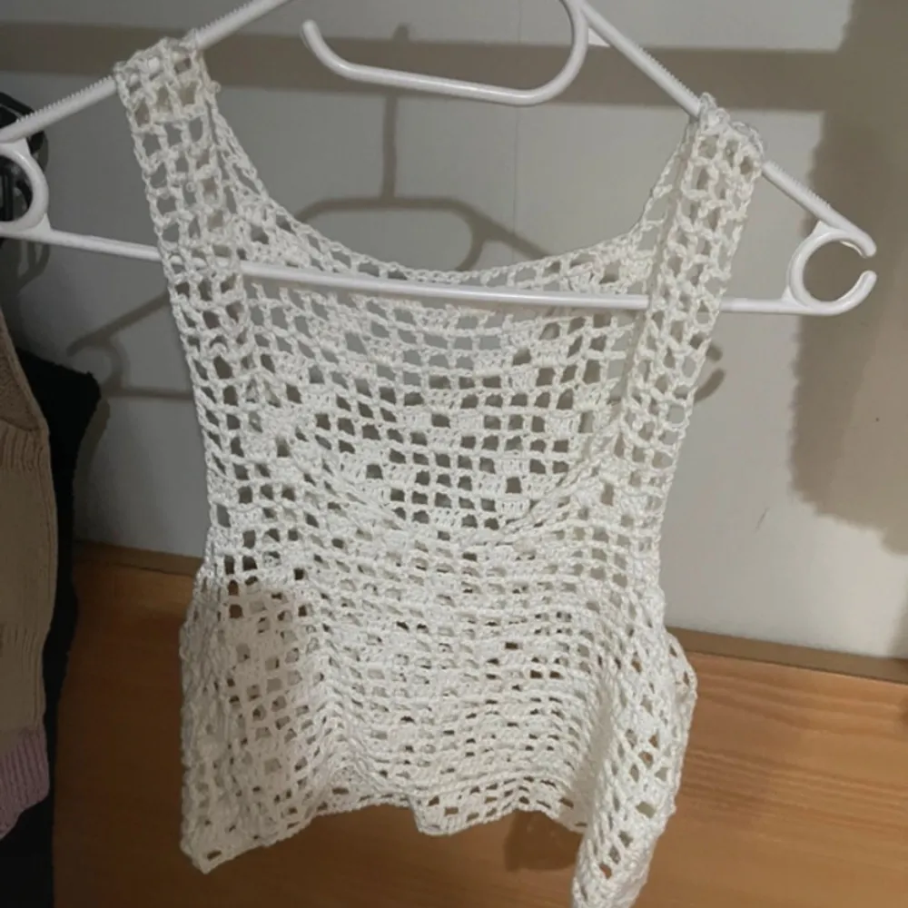 2 virkade croptop båda för 15:- . Klänningar.