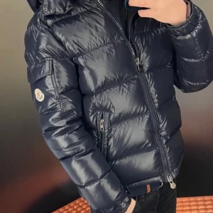 Moncler jacka - Säljer min fina moncler jacka i storlek S🔥💯 priset är inte skrivet i sten! Kom privat för att diskutera pris