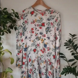 Midsommardröm från Twist & Tango - Sparsamt använd klänning med volang nertill. Går till en bit ovanför knäna. 100% bomull så är väldigt sval och skön att ha på sig varma sommardagar. 