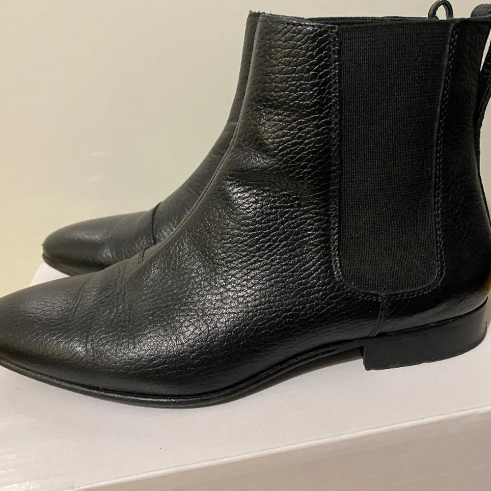 Chelsea ankelboots från J. Lindeberg i äkta skinn, storlek 36.  Använda (se sulor), men har mycket kvar att ge. Lite nötta vid tảrna.. Skor.