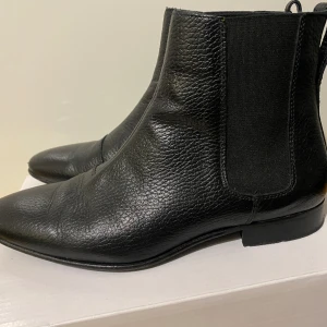 Boots J.Lindeberg - skinn - Chelsea ankelboots från J. Lindeberg i äkta skinn, storlek 36.  Använda (se sulor), men har mycket kvar att ge. Lite nötta vid tảrna.