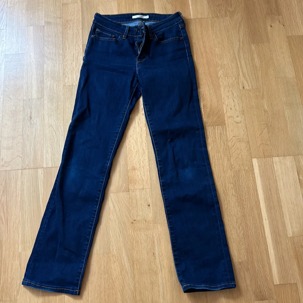 Lowwais Levis jeans med raka ben, använda fåtal gånger och de är köpa secondhand  Strl W27 L32 men de är uppsydda nertill så passar mig längd som är 160cm. Jeans & Byxor.