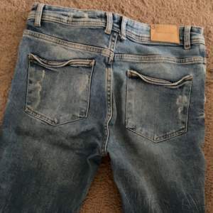 Jeans köpt i Zara. Strl 36, knappt använda! Köpta för ca 500 kr.
