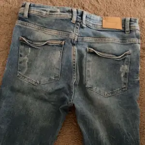 Jeans köpt i Zara. Strl 36, knappt använda! Köpta för ca 500 kr.