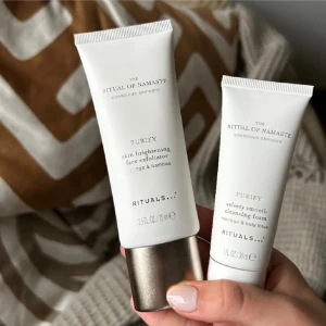 Rituals  - Säljer nu två helt oanvända produkter från rituals. En skrubb till ansiktet och en ansiktsrengöring. Båda i doften Moringa & Holy lotus🪷 Priset på cleansern ligger på 50kr och skrubben 80kr men köper du båda kostar det 120kr🌸💕